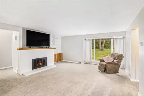 Living - 5647 Maple Dl, Jackson, MI 49201 photo 2 of 4