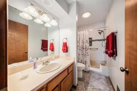 Bath - 1852 Wedgefield, Jackson, MI 49201 photo 2 of 3
