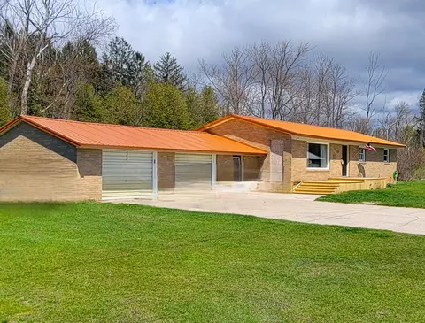 5578 John, Onekama, MI 49675