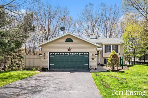 11144 Crawford Lk, Cedar Springs, MI 49319