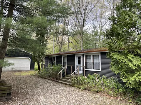 50157 Cable Lakeview, Dowagiac, MI 49047