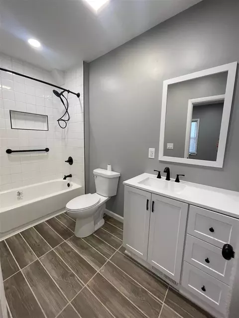 Bath - 206 Mitchell, Jackson, MI 49203 photo 1 of 1