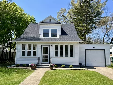 109 S S Lk, Spring Lake, MI 49456