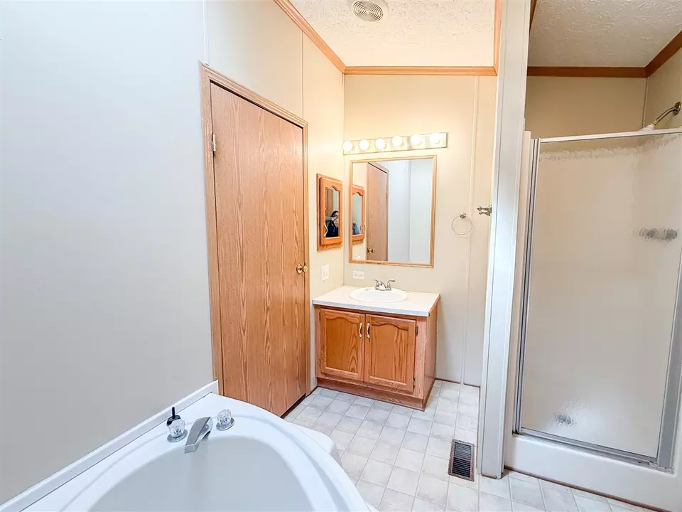 Bath - 4326 Laurel, Jackson, MI 49201 photo 4 of 5