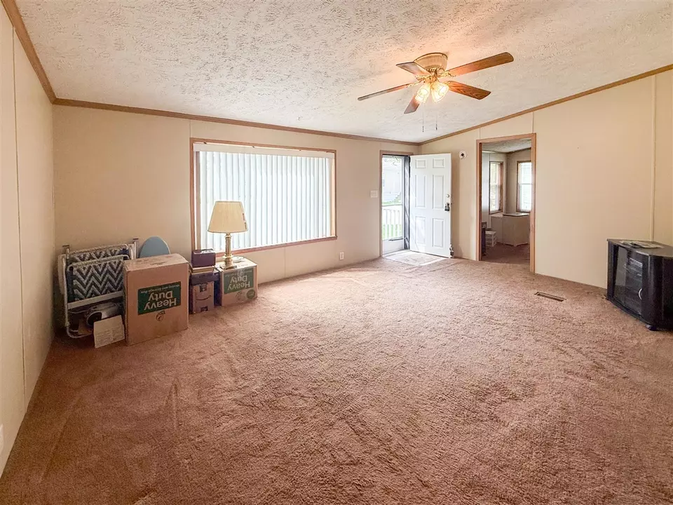 Living - 4326 Laurel, Jackson, MI 49201 photo 2 of 3