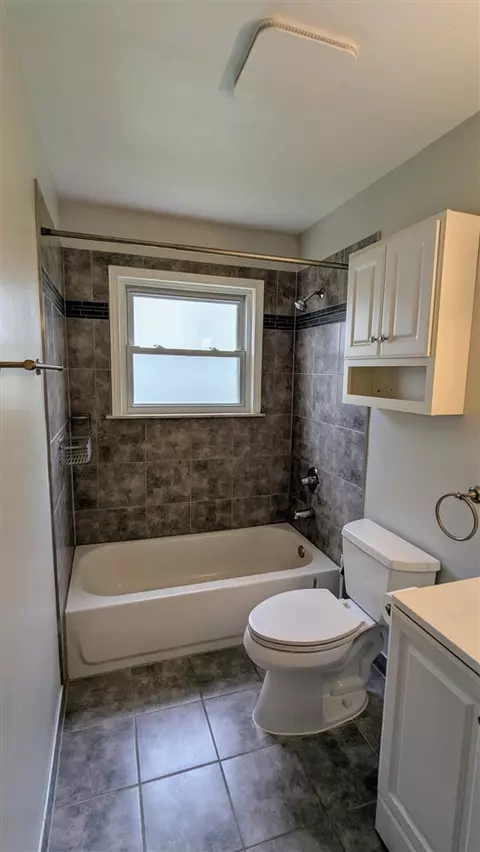 Bath - 2017 Martin, Ferndale, MI 48220 photo 1 of 2