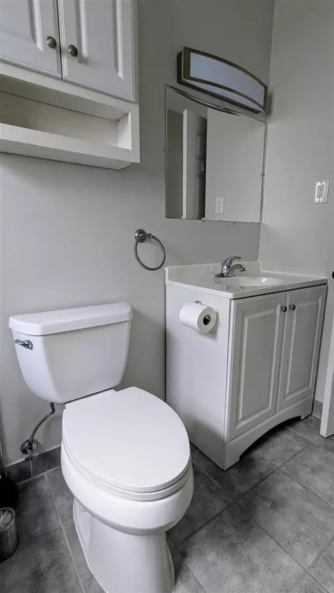 Bath - 2017 Martin, Ferndale, MI 48220 photo 2 of 2