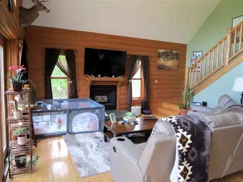 Living - 3370 Henry, Jackson, MI 49201 photo 2 of 5