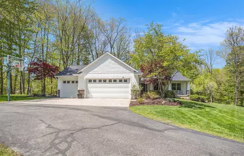 8000 Whitneywood, Alto, MI 49302
