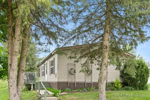 1464 Red Oak Ln, Belmont, MI 49306