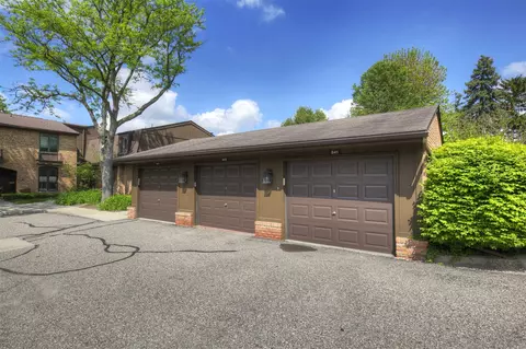 843 Greenhills Dr, Ann Arbor, MI 48105