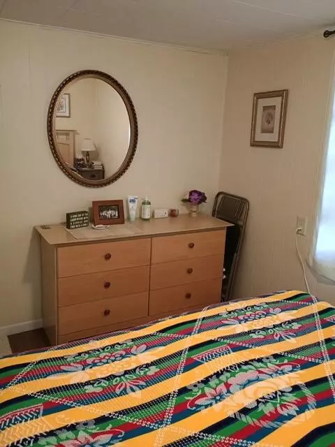 Bedroom - 947 E 88th, Newaygo, MI 49337 photo 2 of 4