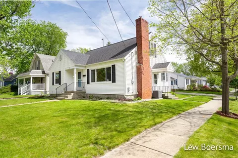 300 E Main, Rockford, MI 49341