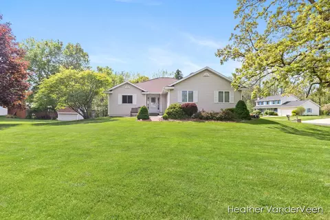 618 Grand Woods, Grand Rapids, MI 49525