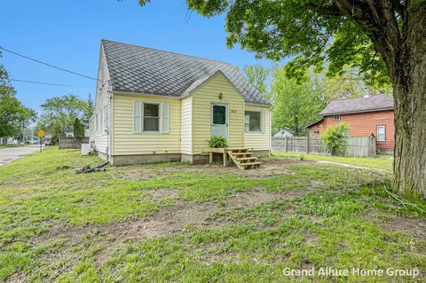 332 Grove, Sparta, MI 49345