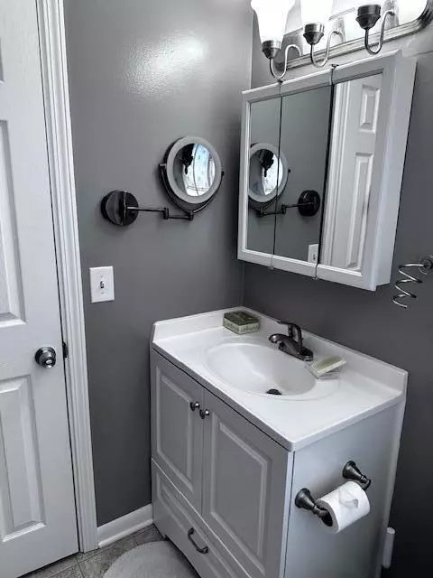 Bath - 921 Mitchell, Lansing, MI 48917 photo 2 of 3