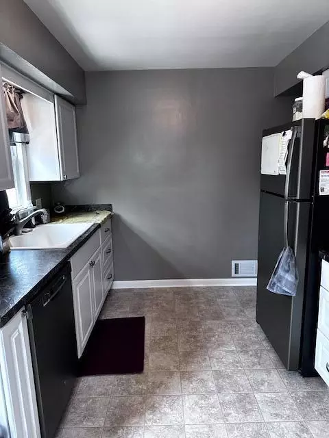 Kitchen - 921 Mitchell, Lansing, MI 48917 photo 4 of 4