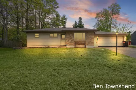 4626 Foxcroft, Comstock Park, MI 49321
