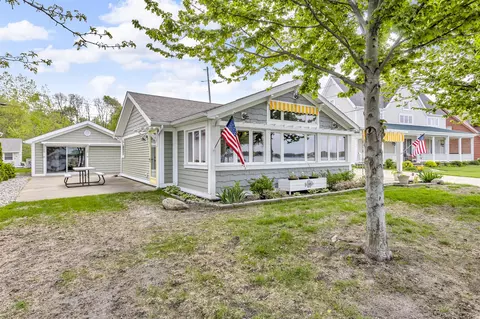 6891 Hallenbeck, Manitou Beach, MI 49253