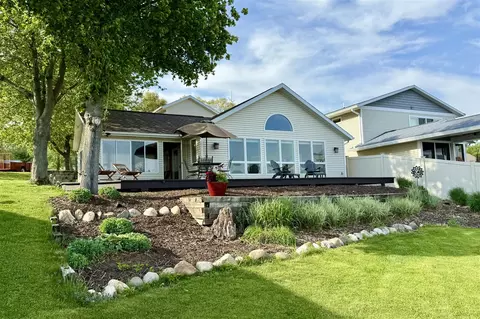 1128 N Eagle Lk, Kalamazoo, MI 49009
