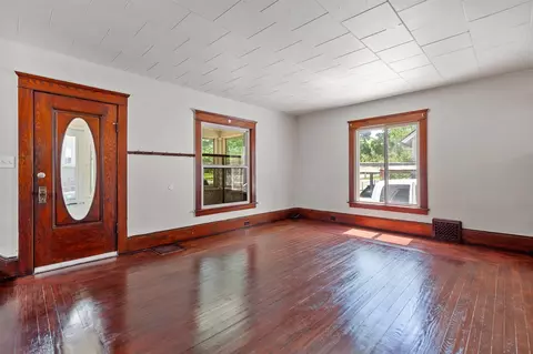 Living - 604 Edgewood, Jackson, MI 49202 photo 1 of 9