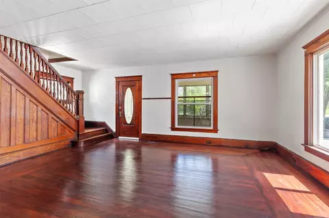 Living - 604 Edgewood, Jackson, MI 49202 photo 2 of 9