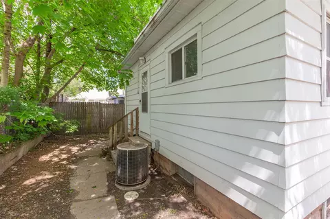 Exterior - 604 Edgewood, Jackson, MI 49202 photo 3 of 5