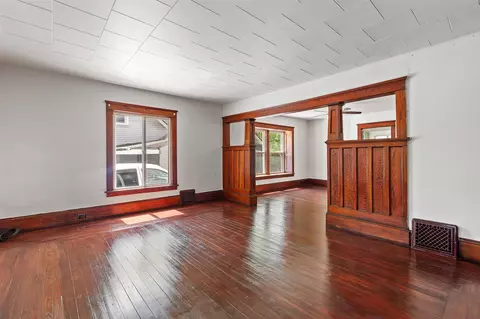 Living - 604 Edgewood, Jackson, MI 49202 photo 3 of 9