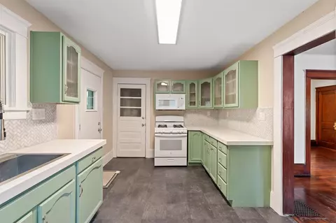 Kitchen - 604 Edgewood, Jackson, MI 49202 photo 4 of 7