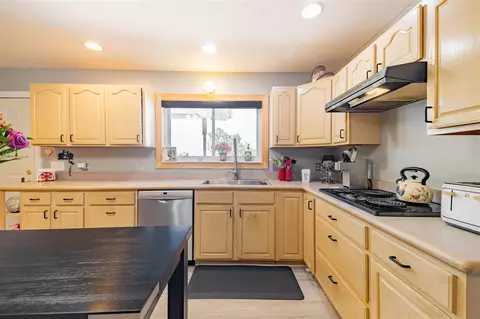 Kitchen - 2595 Will Carleton, Flat Rock, MI 48134 photo 2 of 6