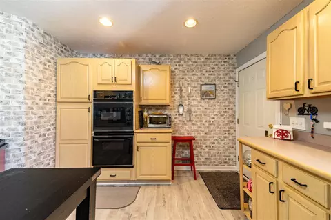 Kitchen - 2595 Will Carleton, Flat Rock, MI 48134 photo 3 of 6