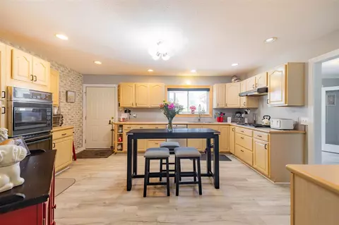 Kitchen - 2595 Will Carleton, Flat Rock, MI 48134 photo 6 of 6