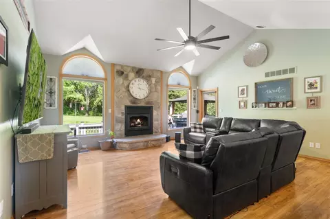 Living - 7918 Dan Patch, Jackson, MI 49201 photo 2 of 4