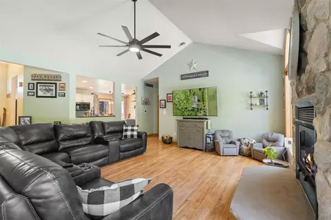 Living - 7918 Dan Patch, Jackson, MI 49201 photo 4 of 4
