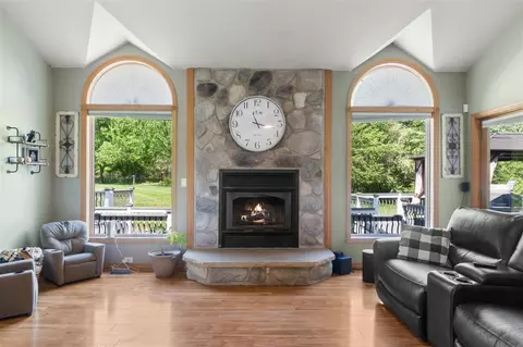 Living - 7918 Dan Patch, Jackson, MI 49201 photo 3 of 4