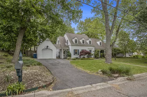 902 Edgemoor, Kalamazoo, MI 49008
