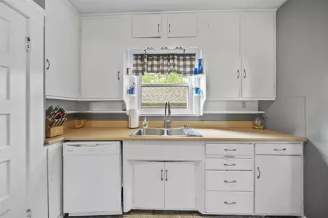 Kitchen - 704 Lincoln, Jackson, MI 49202 photo 2 of 2