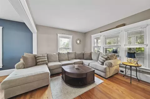 Living - 704 Lincoln, Jackson, MI 49202 photo 2 of 2