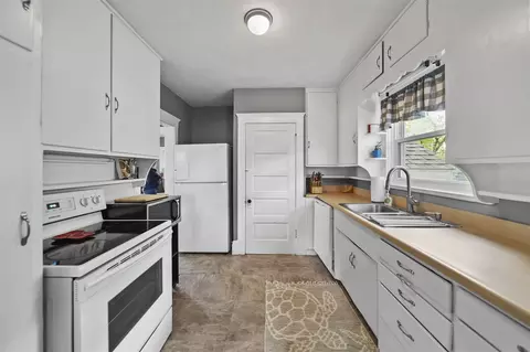 Kitchen - 704 Lincoln, Jackson, MI 49202 photo 1 of 2