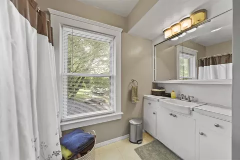 Bath - 704 Lincoln, Jackson, MI 49202 photo 2 of 2