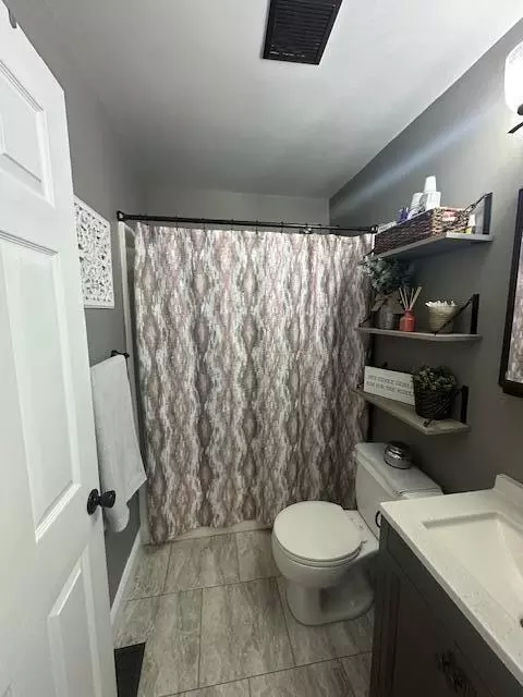 Bath - 11444 Pine, Taylor, MI 48180 photo 1 of 3