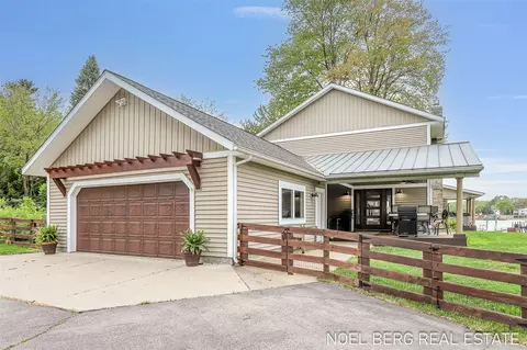 16 Circle, Fruitport, MI 49415