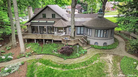 988 Kenwood, Holland, MI 49423
