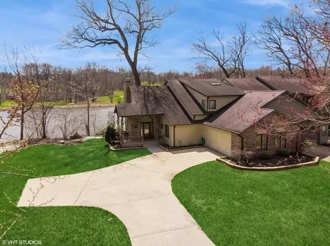 2942 White Oaks, Buchanan, MI 49107