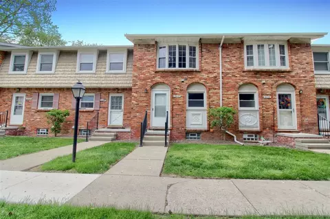 2611 Kingstowne Dr, Commerce Twp, MI 48390