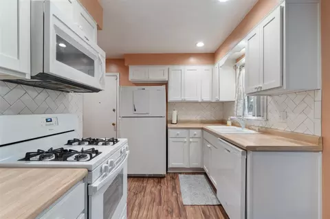 Kitchen - 210 E Palmer, Jackson, MI 49203 photo 2 of 4