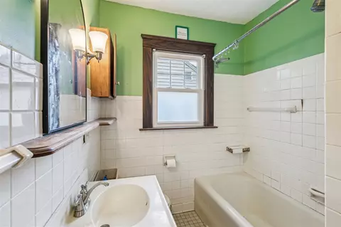 Bath - 1916 Lyons, Lansing, MI 48910 photo 1 of 3