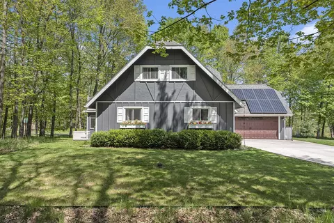 9787 Center, Canadian Lakes, MI 49346
