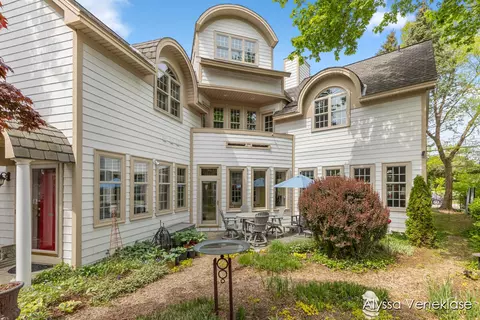 404 N N Shr, South Haven, MI 49090