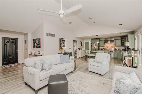 Living - 2210 Lindsey, Jackson, MI 49201 photo 4 of 7